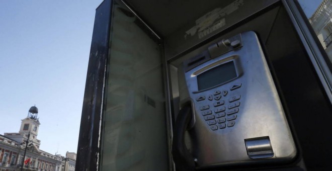 Una cabina de teléfonos en la madrileña Puerta de Sol. EFE