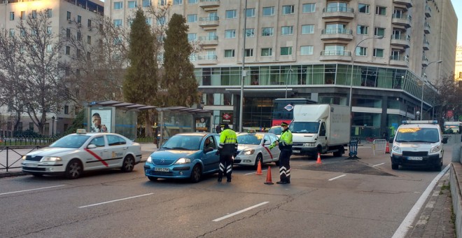 Agentes de la Policía local de Madrid informan a los vehículos en la Plaza de España. /J. Y.