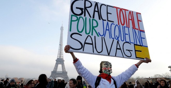 Imagen de una de las manifestaciones en París reclamando el perdón para Jacqueline Sauvage, la mujer condenada a 10 años de cárcel por matar a su marido, que la maltrató durante 47 años. AFP / Francois Guillot