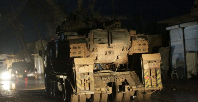 Un vehículo militar turco en la ciudad siria de al-Rai town, al norte de la provincia de Alepo. REUTERS/Khalil Ashawi