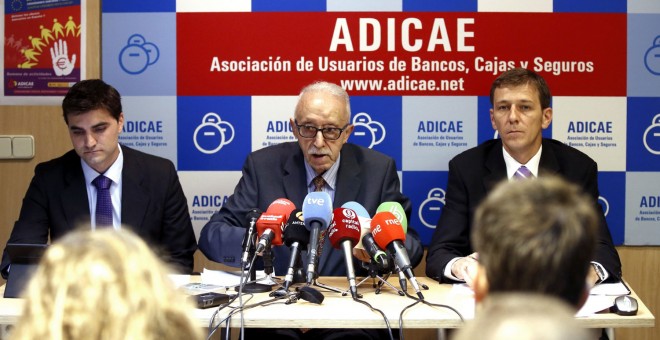 El presidente de Adicae, Manuel Pardos, flanqueado por otros dos directivos de la asociación.