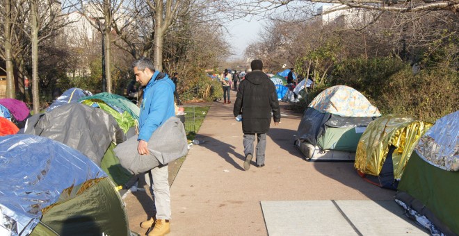 Campamento de refugiados en París.
