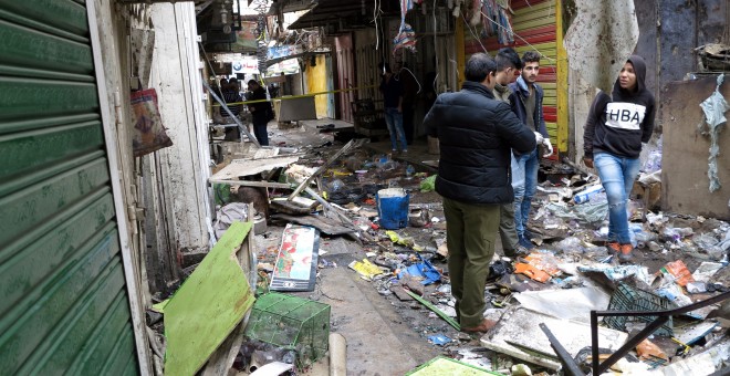 Agentes de seguridad revisan el mercado donde estalló una de las bombas, en el centro de Bagdad.  REUTERS/Ali al-Mashhadani