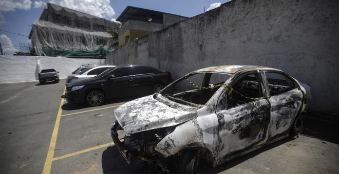 El coche calcinado donde fue encontrado el cadáver del embajador griego en Brasil, Kyriakos Amiridis.  EFE/Victor de Sá