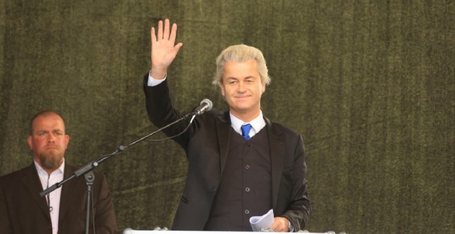 Geert Wilders pronuncia un discurso en un acto del movimiento alemán Pegida en abril de 2015./ METROPOLICO.ORG