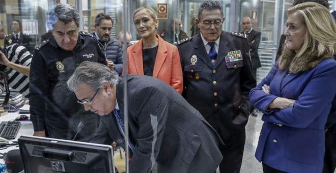 El ministro del Interior, Juan Ignacio Zoido, acompañado por la presidenta de la Comunidad de Madrid, Cristina Cifuentes, y la delegada del Gobierno, Concepción Dancausa, en su visita esta mañana a la Jefatura Superior de Policía de Madrid. EFE