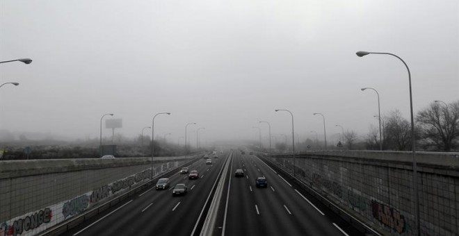 El Ayuntamiento de Madrid desactiva el lunes las restricciones al tráfico porque los niveles de contaminación presentan una 'leve' mejora. EFE