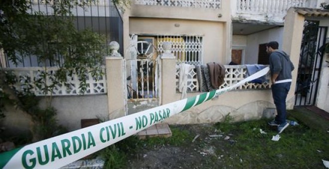 La Guardia Civil acordona la casa incendiada en Torrevieja.