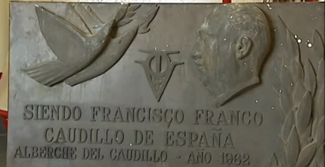 Placa retirada de la fachada del Ayuntamiento de Alberche del Caudillo.