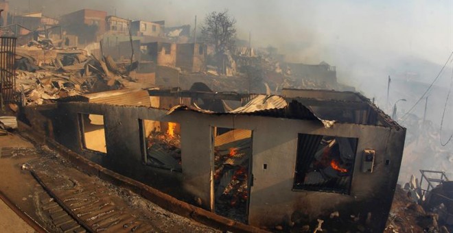 Vista de casas en medio de un incendio forestal en el sector de Playa Ancha en la ciudad de Valparaíso (Chile)./ EFE