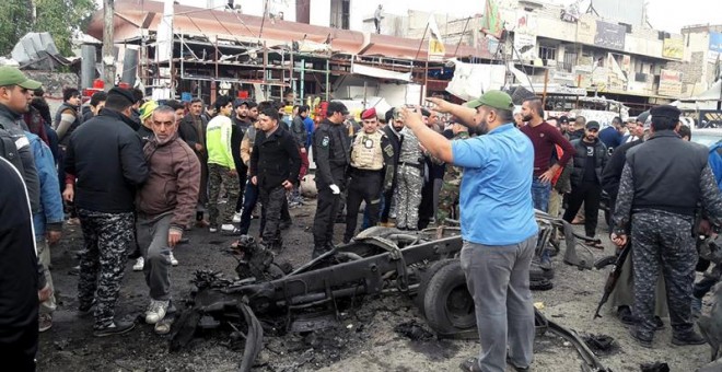 Iraquíes acuden al lugar donde se ha perpetrado un atentado en Sadr en el este de Bagdad. EFE/Ali Abbas