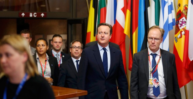 El hasta ahora embajador británico para la Unión Europea, Ivan Rogers, junto al ex primer ministro de Reino Unido, David Cameron, en una foto de archivo. REUTERS
