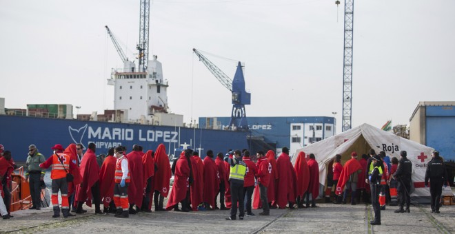 Varios de los 52 inmigrantes de origen subsahariano, 46 hombres y 6 mujeres, que viajaban en una embarcación neumática que ha sido interceptada hoy a 36 millas al sur de Málaga. EFE