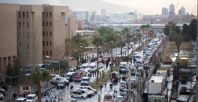 Las ambulancias llegan al lugar de la explosión en la ciudad turca de Esmirna.-REUTERS