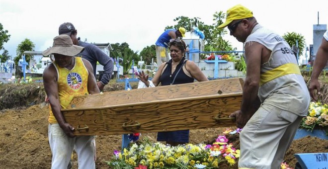 Familiares entierran a sus parientes muertos en la masacre en la cárcel de Manaos.- Nathalie Brasil (EFE)