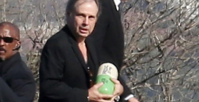 Imagen del hermano de Carrie Fisher con la urna con las cenizas de la actriz.