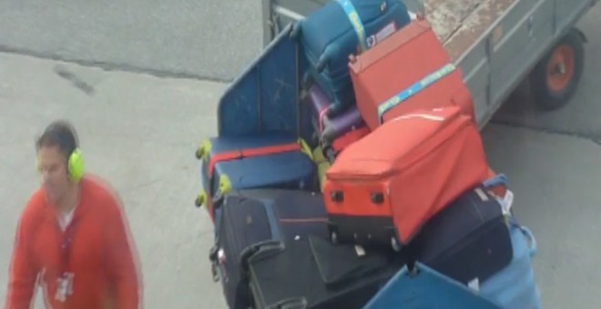 Personal de tierra del aeropuerto de Melilla carga el equipaje en un avión.- ATLAS