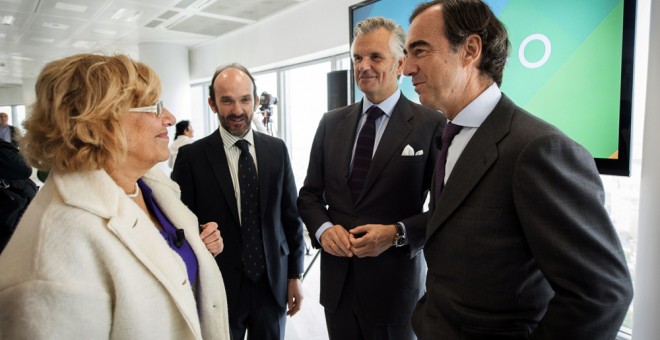 La alcaldesa de Madrid, Manuela Carmena, conversa con el presidente de OHL, Juan Villar-Mir, durante la presentación de un nuevo rascacielos en Madrid, la que será la quinta torre en el Paseo de la Castellana. EFE/Fernando Villar