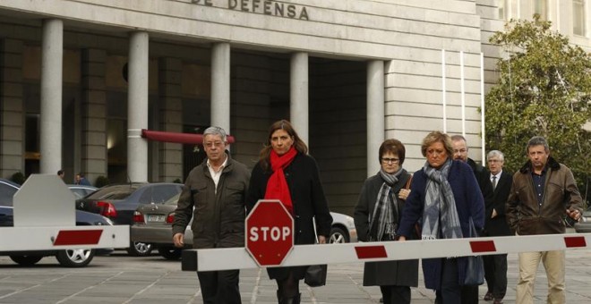 Representantes de la asociación de familiares de las víctimas del accidente del Yakolev 42, a su salida hoy del ministerio de Defensa, donde han mantenido una reunión con la ministra María Dolores de Cospedal. EFE/Kiko Huesca