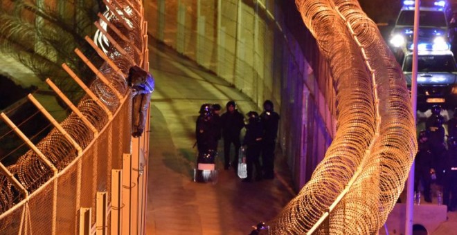 Uno de los inmigrantes que intentaron saltar la valla de Ceuta en Año Nuevo / STRINGER / REUTERS