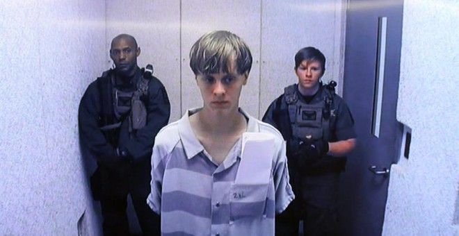 Fotografía de archivo de junio de 2015, del joven de 21 años Dylann Roof, durante una videoconferencia en una audiencia de fianza en el tribunal de North Charleston, Carolina del Sur (EE.UU). EFE / GRACE BEAHM