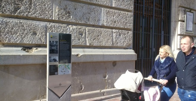 A l'Ajuntament de València també hi ha una placa de la ruta memorialística. LAURA L. DAVID