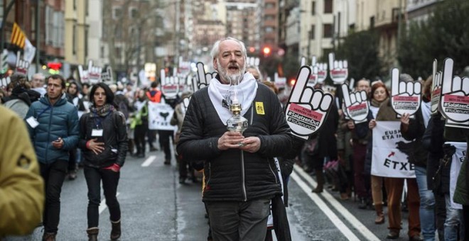 Uno de los manifestantes contra la dispersión de los presos abertzales, hoy, en Bilbao.-  y la dispersión de los presos de ETA, hoy en Bilbao. EFE/JAVIER ZORRILLA