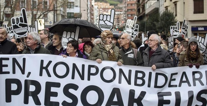 La red ciudadana Sare celebra su habitual gran manifestación anual contra la 'vulneración de derechos' y la dispersión de los presos de ETA, hoy en Bilbao. EFE/JAVIER ZORRILLA