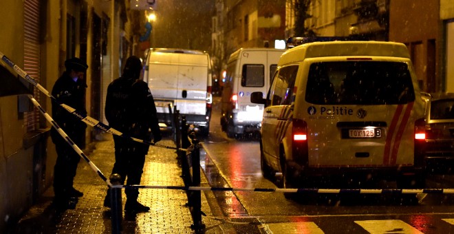 Policías belgas durante uno de los registros en el barrio de Molenbeek, Bruselas.-  REUTERS/Eric Vidal