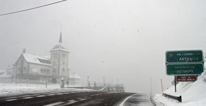 Vista del puerto de Pajares. La nieve ha obligado a cerrar al tráfico de camiones y vehículos pesados el puerto de Pajares, en la carretera N-630, que comunica Asturias y León. / EFE