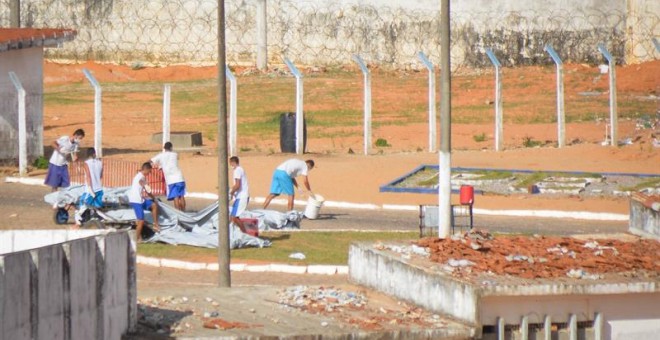 Cuerpos de internos son trasladados para su identificación en la prisión de Alcaçuz. EFE/Ney Douglas