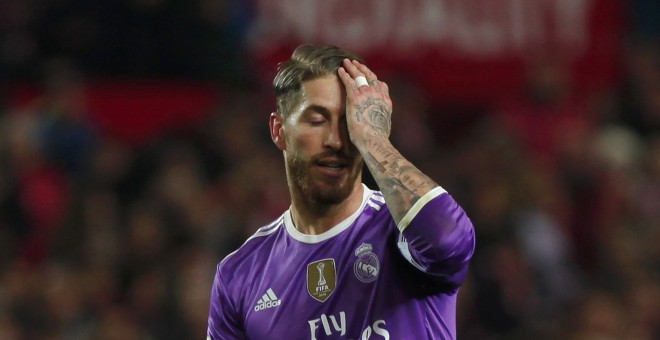 Sergio Ramos tras encajar un gol en propia meta ante el Sevilla.- REUTERS