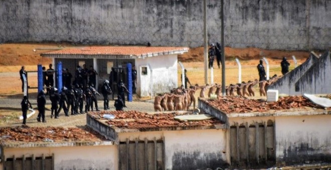 Un grupo de presos es custodiado por la Policía en la prisión de Alcaçuz, hoy 15 de enero domingo, en la ciudad de Natal.- EFE/Ney Douglas
