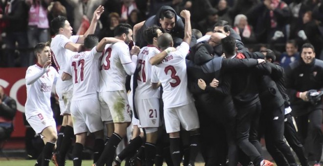 Los jugadores del Sevilla FC celebran el segundo gol del equipo frente al Real Madrid, durante el partido de la decimoctava jornada de Liga en Primera División que se disputa esta noche en el estadio Ramón Sánchez-Pizjuán, en Sevilla. EFE/Raúl Caro.