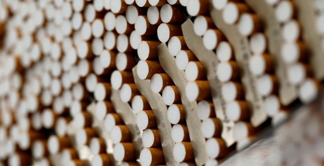 Cigarrillos durante el proceso de fabricación en una planta de British American Tobacco (BAT) en la localidad alemana de Bayreuth. REUTERS/Michaela Rehle