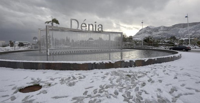 El cartel de entrada a Denia (Alicante) completamente cubierto de nieve tras la intensa nevada que se ha registrado en la localidad, en la que no nevaba desde 1983. /EFE