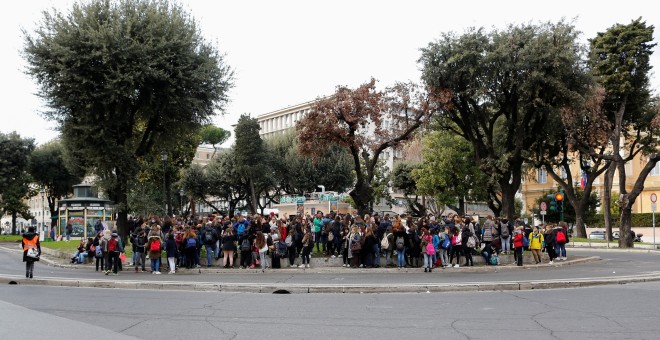 Estudiantes evacuados de un centro escolar en Roma a consecuencia de los tres terremotos registrados. /REUTERS