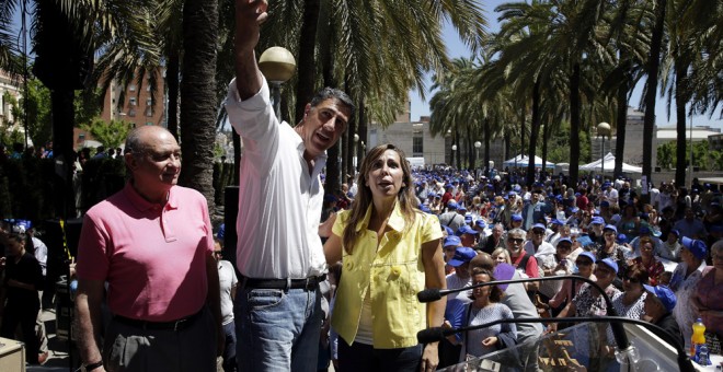 A la izquierda, el ex ministro del Interior, Jorge Fernández Díaz, junto a Xavier García Albiol y a Alicia Sánchez Camacho en un acto de campaña en Badalona durante las elecciones autonómicas y municiipales de 2015. | EFE