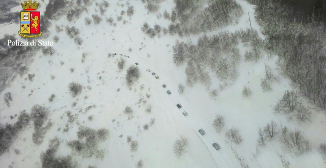 Una foto aérea muestra a los rescatistas rumbo al Hotel Rigopiano en Farindola, en el centro de Italia, afectado por una avalancha./ REUTERS