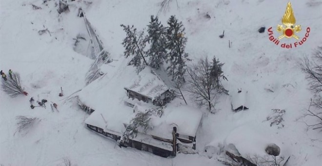 Localizadas con vida seis personas en el hotel sepultado por la nieve en Italia. / EUROPA PRESS