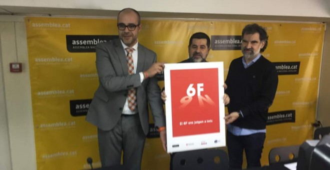 Miquel Buch (ACM), Jordi Sánchez (ANC) y Jordi Cuixart (Òmnium Cultural) muestran el cartel de la manifestación del 6 de febrero. | M.D.