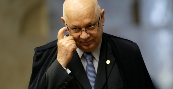 IMAGEN DE ARCHIVO: El juez Teori Zavascki llega a una sesión en el Tribunal Supremo en Brasilia, Brasil. / REUTERS