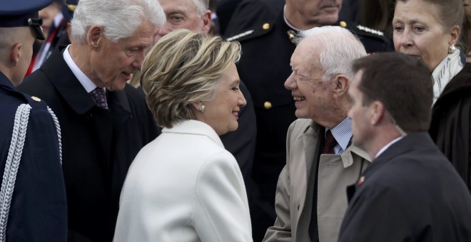 El expresivamente Jimmy Carter saluda a Hillary Clinton y al expresidente Bill Clinton, entre los invitados a la ceremonia de toma de posesión de Donald Trump como presidente de EEUU. REUTERS/Carlos Barria