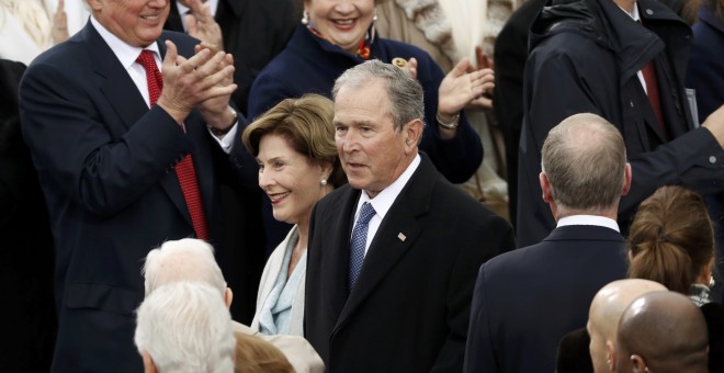 El expresidente George W. Bush y su esposa Laura llegan al Capitolio para asistir a la investidura de Donald Trump. - REUTERS