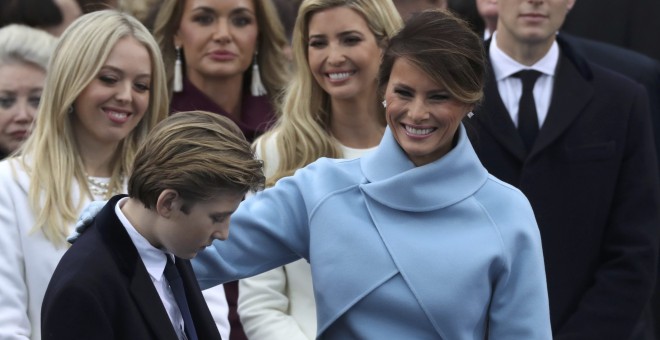 La flamante primera dama estadounidense Melania Trump y su hijo Barron, en la ceremonia de toma de posesión de Donald Trump como presdiente de los EEUU. REUTERS/Carlos Barria