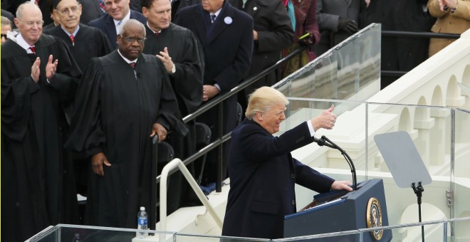 Donald Trump levanta el pulgar en su caracerístico gesto ante de pronunciar su primer discurso como presidente de EEUU. REUTERS/Rick Wilking