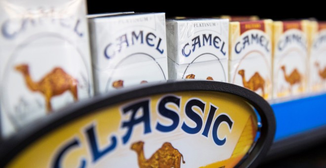 Paquete de cigarrillo 'Camel' en una tienda en Nueva York. REUTERS/Lucas Jackson