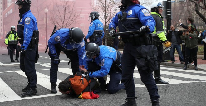 La Policía detiene a un manifestante durante las protestas en Washington contra Trump. - REUTERS