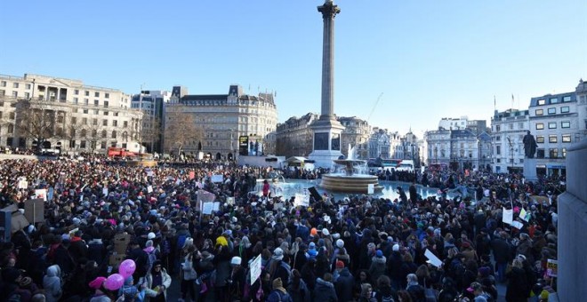 Miles de manifestantes en la 'Marcha Hermana' en la plaza de Trafalgar en Londres / EFE