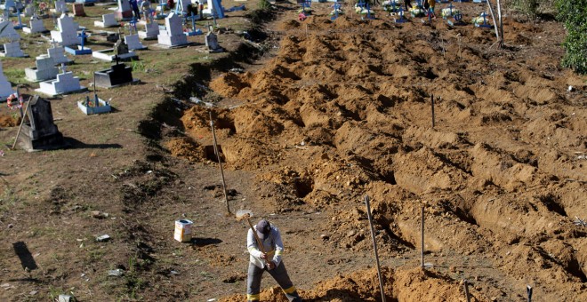 Un operario prepara tumbas para los presos muertos en las revueltas carcelarias de los últimos días en Brasil. - REUTERS